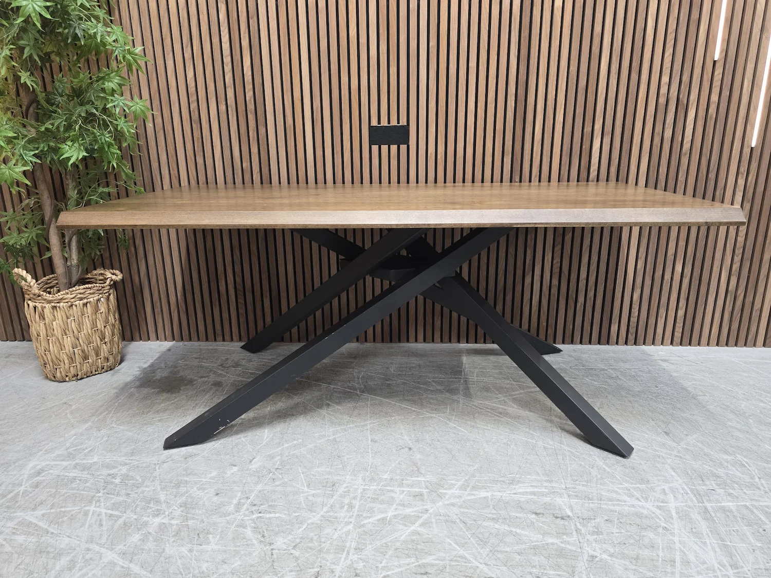 sapporo dining table with spider leg