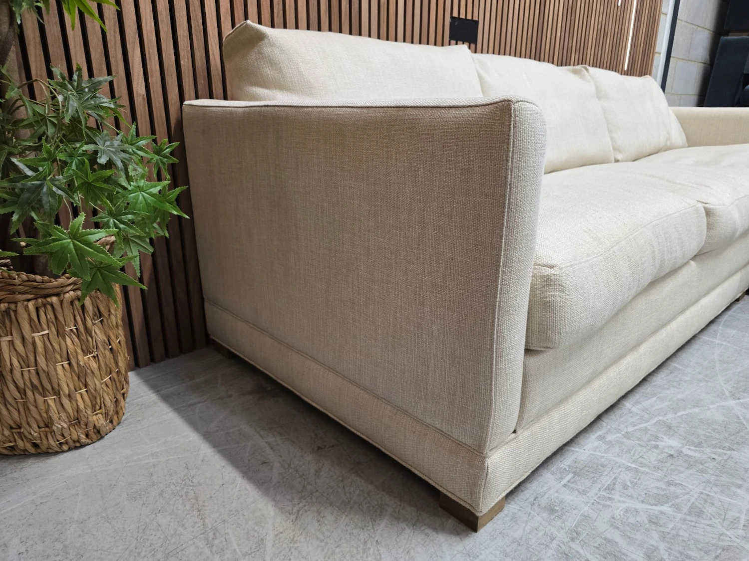 picture of the left arm on the aissa chaise