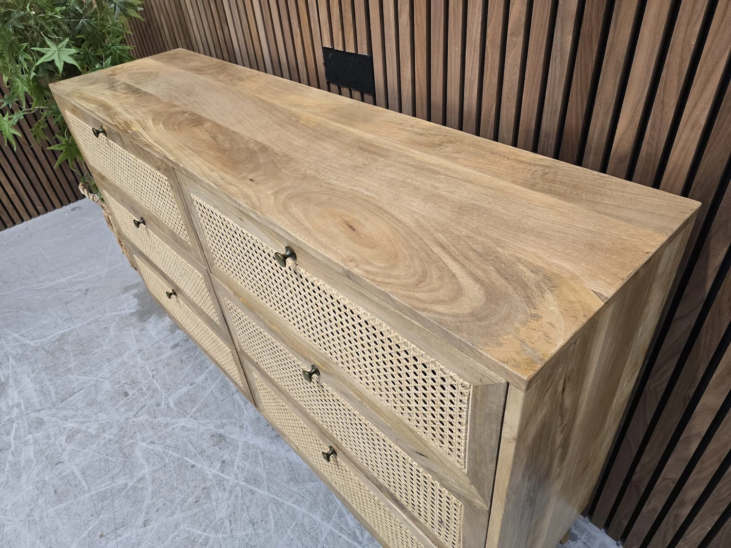 picture of the top showing the mango wood