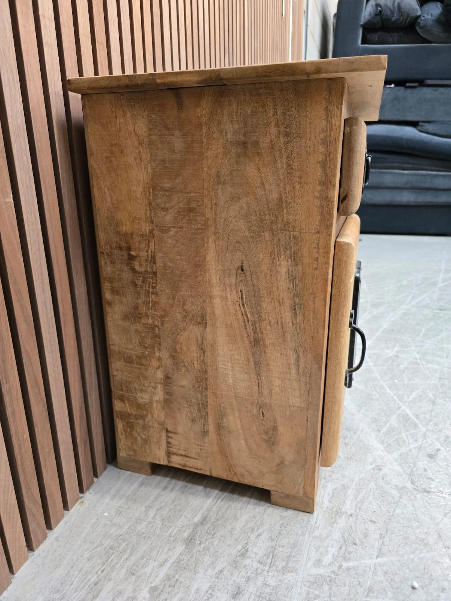 left side showing the mango wood grain