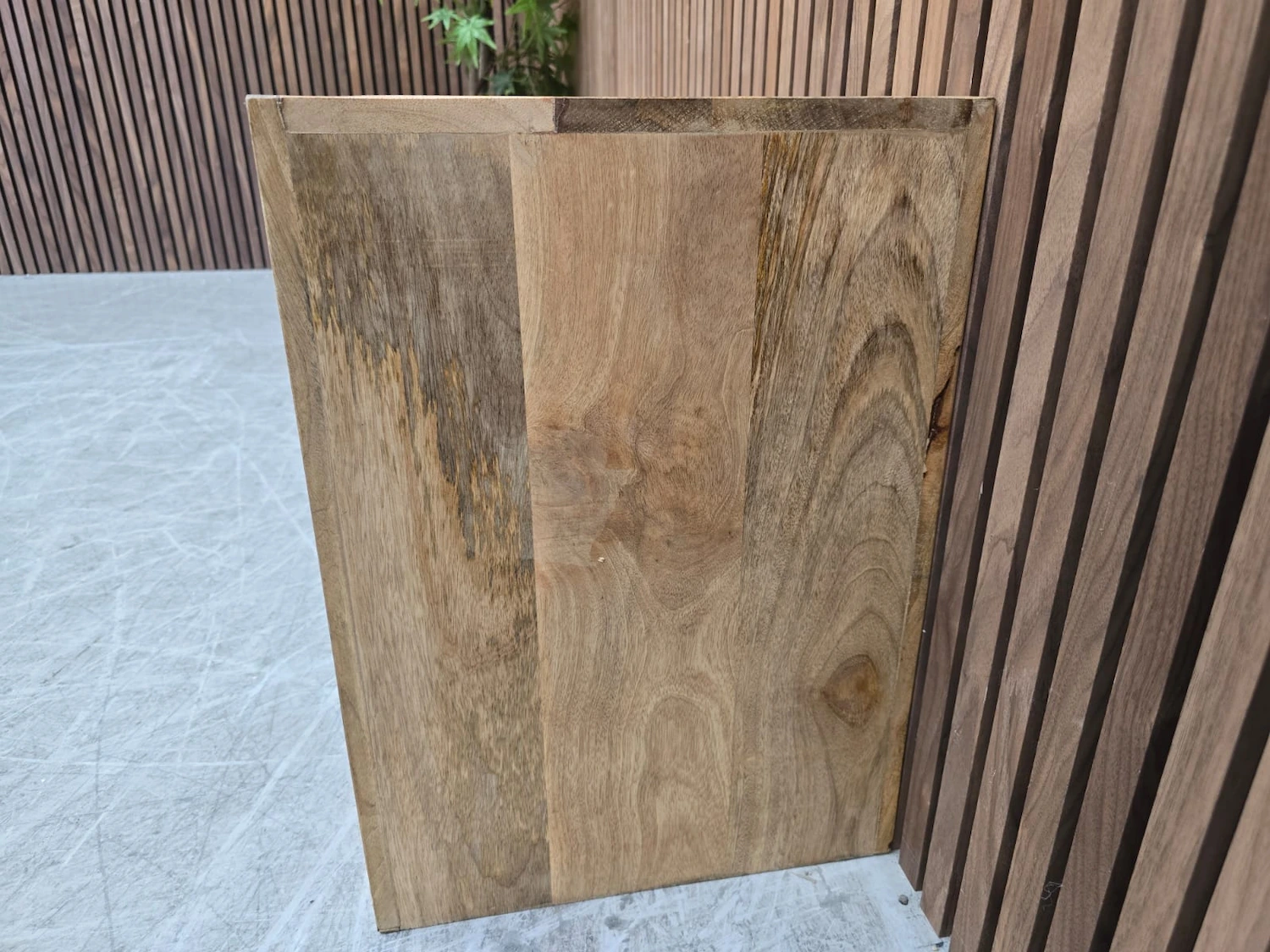 showing the wood grain on the mango from the right side of the unit