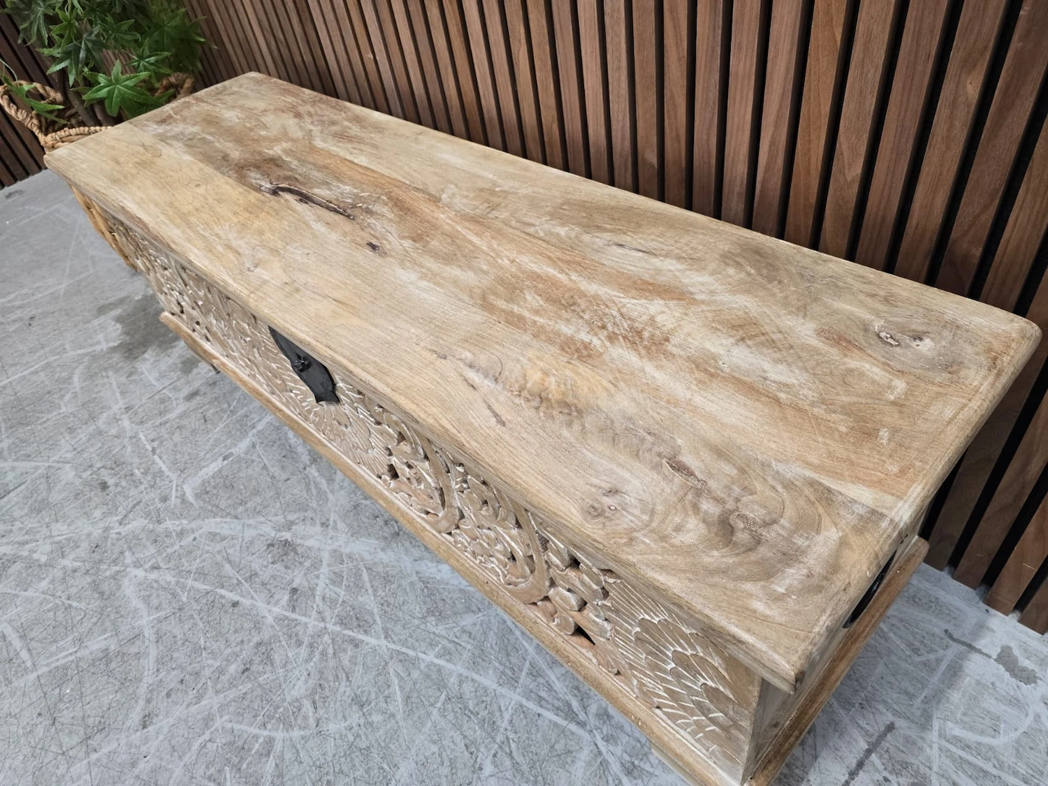 photo of the mango wooden top of the storage bench