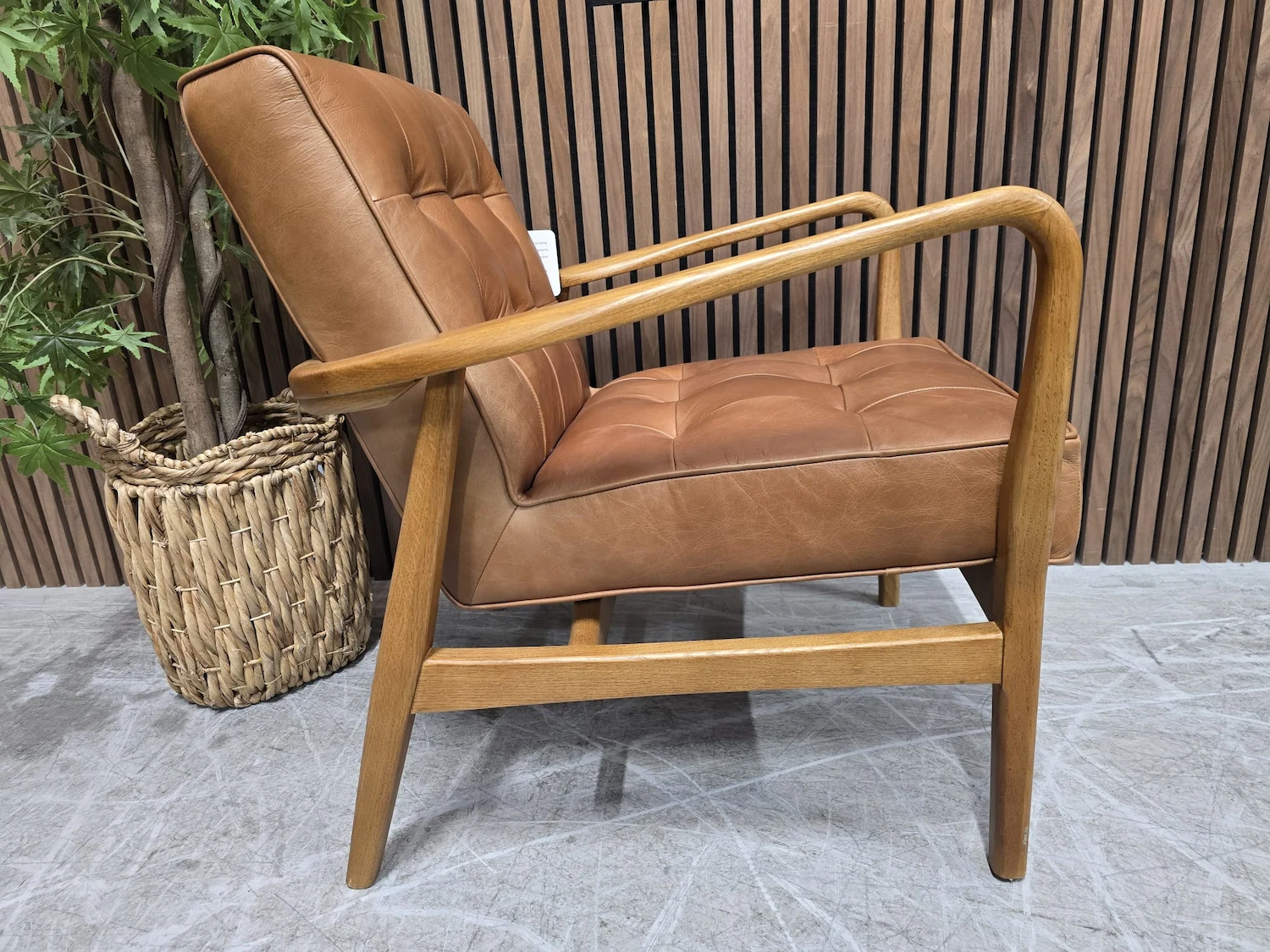 side phot of the humber vintage leather chair