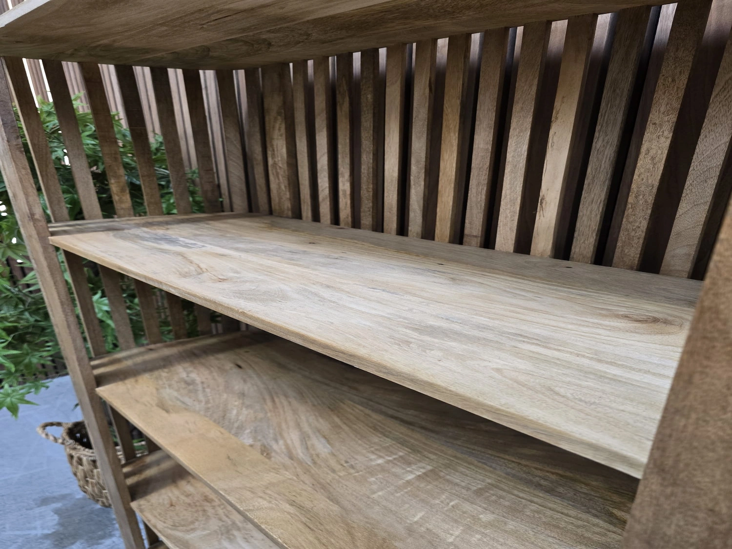 Middle shelf in mango wood